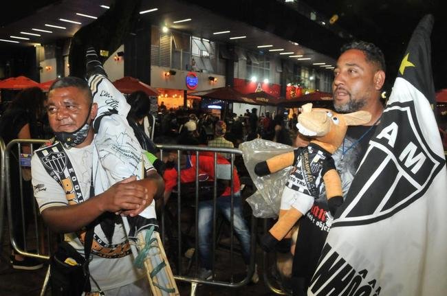 Atleticanos em bares na Savassi, em BH, durante a final da Copa do Brasil contra o Athletico-PR.