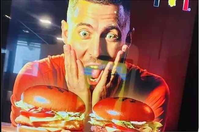 Hazard participa da campanha publicitária da rede McDonald's na Bélgica e sofre críticas 