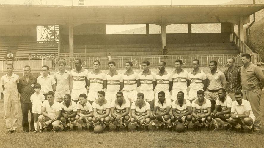 9/9/1962 - Pelé em lance do jogo entre Santos e Benfica, na decisão do Mundial Inteclubes, realizado no Maracanã. O Santos sagrou-se campeão ao derrotar o Benfica por 3 a 1.