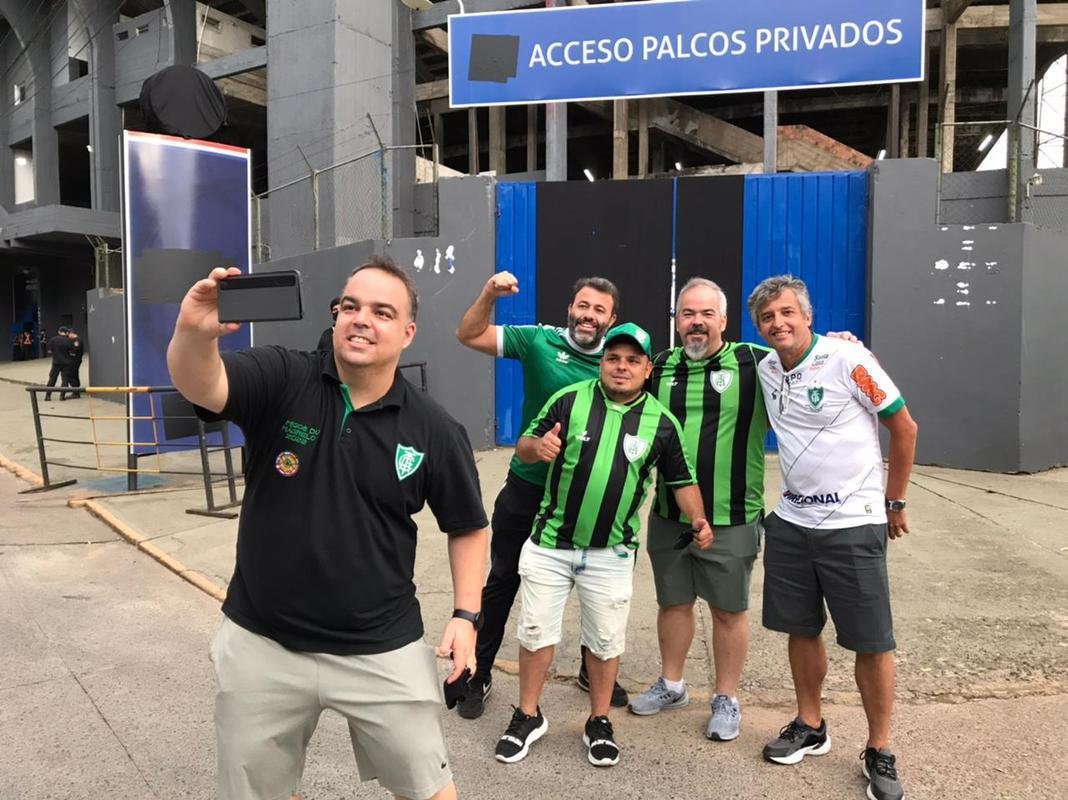 Fotos da torcida do Amrica no estdio Defensores del Chaco, em Assuno, antes da partida contra o Guaran pela segunda fase da Copa Libertadores