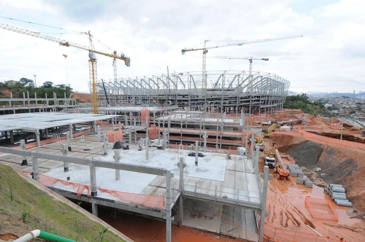 Nesta quarta-feira (20), as obras da Arena MRV, no Bairro Califrnia, em Belo Horizonte, adentraram em uma nova etapa. Isso porque as placas da cobertura do estdio comearam a ser instaladas, conferindo 'novo visual' ao projeto da futura casa do Atltico.