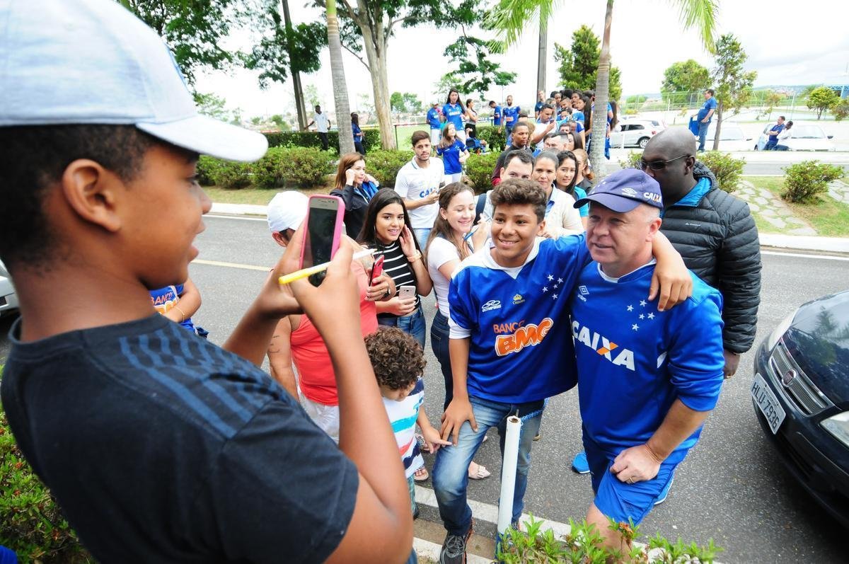 Com presena da torcida, Cruzeiro seguiu preparao para jogo contra o Fluminense, no Mineiro. Nesta sexta, Mano definiu Lucas Silva como substituto de Henrique, suspenso. O zagueiro Leo treinou normalmente aps se recuperar de leso e ser relacionado. 