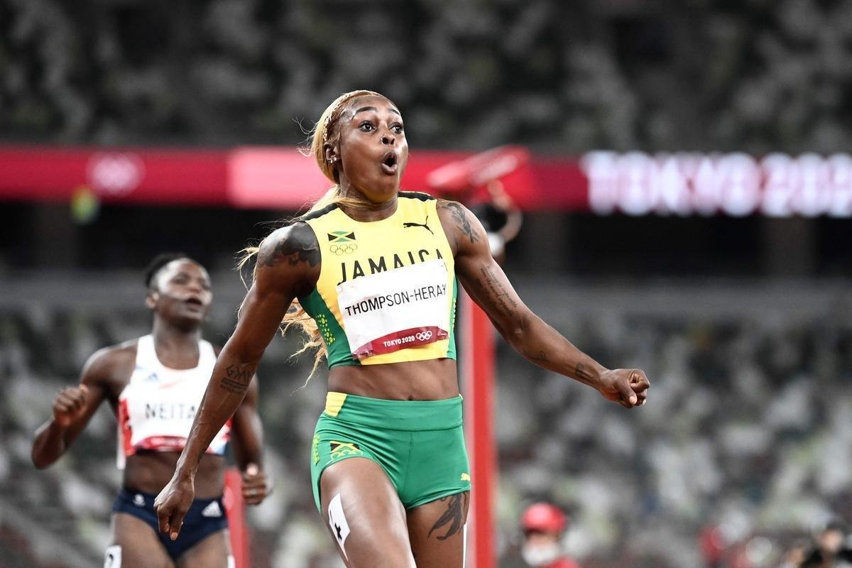 Fotos espetaculares da vitria da jamaicana Elaine Thompson-Herah nos 100m rasos dos Jogos Olmpicos de Tquio com o tempo de 10s61. A velocista quebrou o recorde olmpico e comandou o pdio jamaicano ao lado de Ann Fraser-Pryce, prata, e Shericka Jackson, bronze.