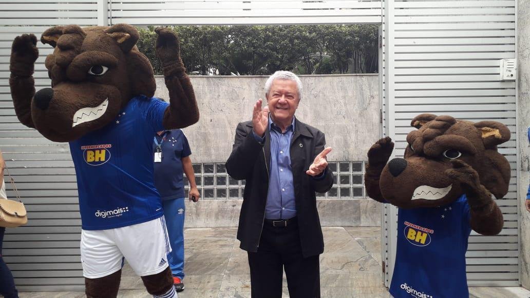 Movimentao na porta da Sede Administrativa do Cruzeiro para o lanamento do 'scio reconstruo'