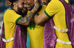 Fotos da festa dos jogadores brasileiros com a conquista da medalha de ouro em Tquio no futebol. Seleo  bicampe olmpica e de forma consecutiva