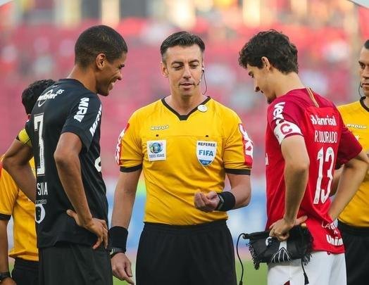 Galo derrotou Internacional no Beira-Rio com gols de Cazares e Terans; D'Alessandro descontou de pênalti