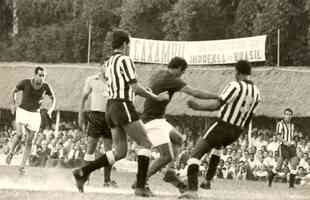 7 - Gradim (1966): 73,6% de aproveitamento em 24 jogos (16 vitrias, cinco empates e trs derrotas) - Foto do time de 1966 em amistoso com a Seleo Brasileira