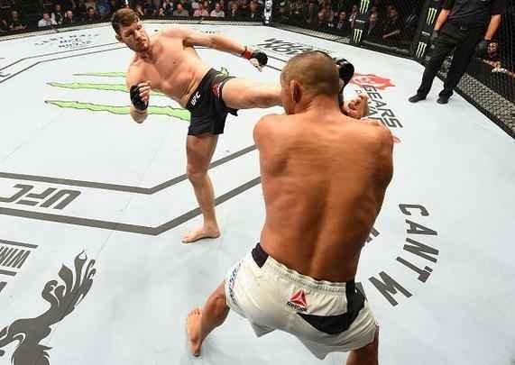 Na luta principal do UFC 204, em Manchester, Michael Bisping supera Dan Henderson em polêmica decisão unânime dos juízes e tem sucesso na primeira defesa de cinturão do peso médio