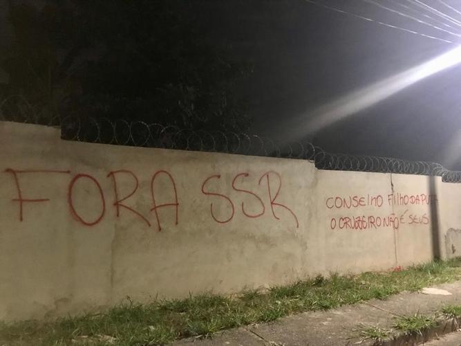 Torcedores picharam muros e arrombaram o portão da Toca II
