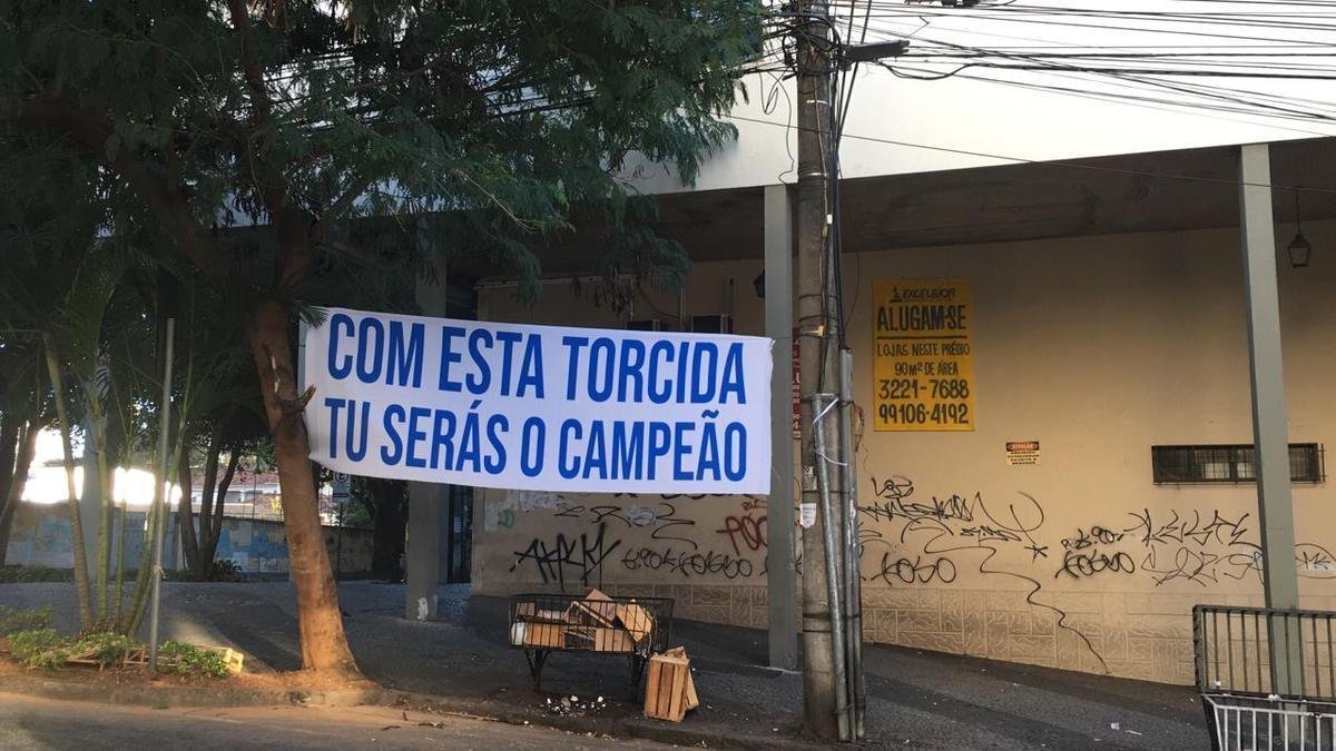 Torcedores do Cruzeiro afixaram faixas em diversos pontos da capital, com mensagens de apoio ao time. A manifestao foi realizada no dia da primeira partida contra o Atltico, pelas quartas de final da Copa do Brasil