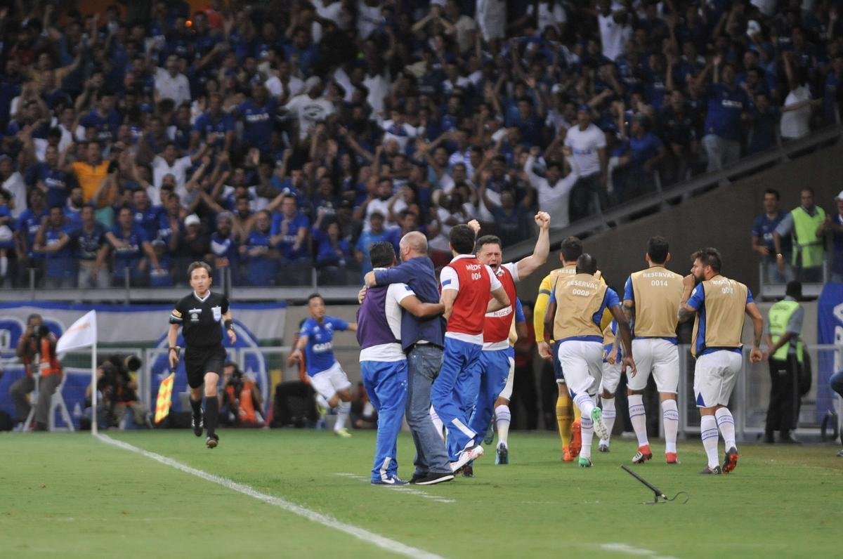 Rafinha ampliou para o Cruzeiro aps passe de Sass: 2 a 0