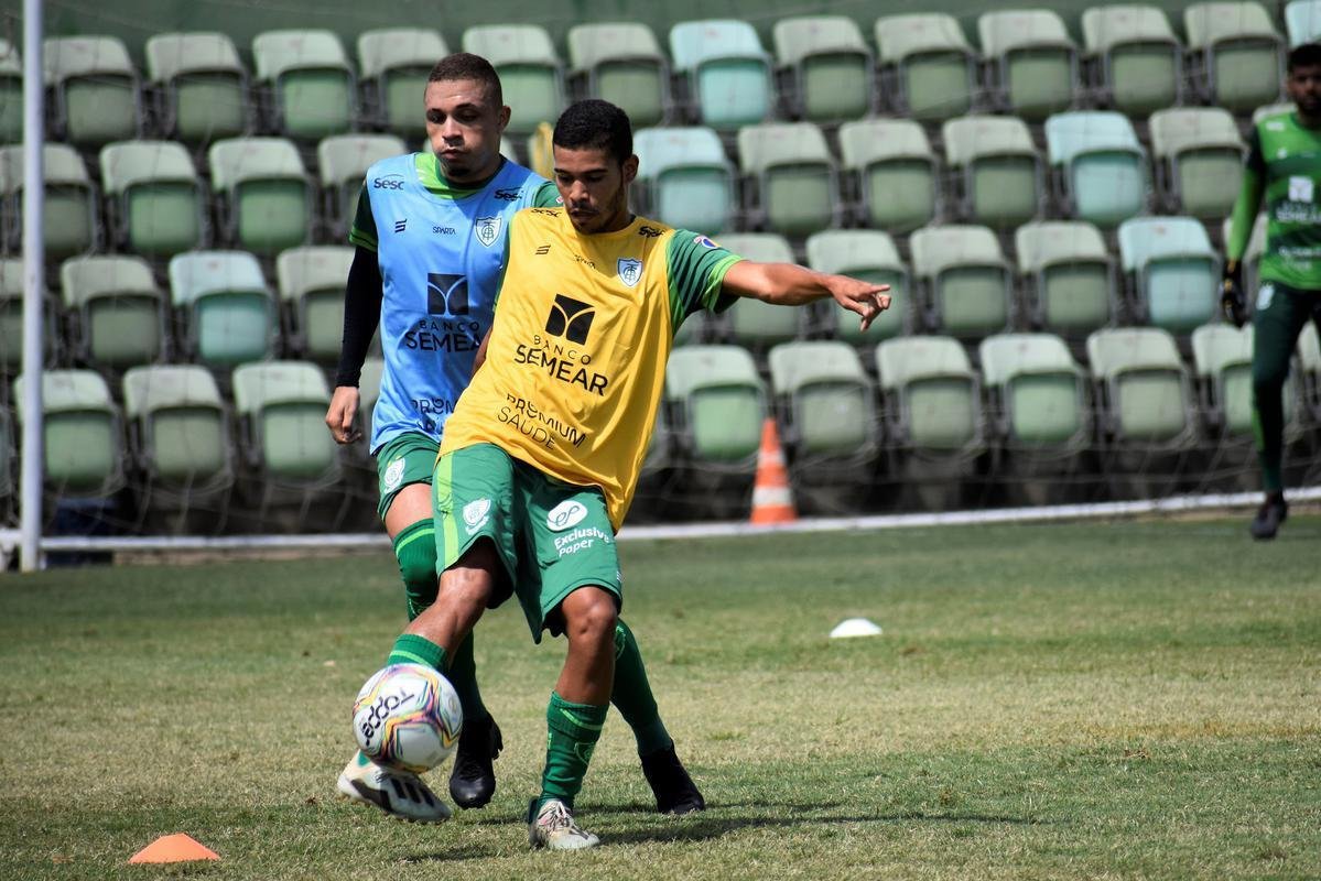O América treinou na manhã desta quinta-feira (7), no CT Lanna Drumond, em Belo Horizonte. A atividade foi voltada para o confronto contra o Vitória, pela 33ª rodada da Série B do Campeonato Brasileiro. O duelo será realizado às 19h deste sábado (9), no Independência, em Belo Horizonte. Enquanto a equipe baiana luta contra o rebaixamento à Série C, o Coelho briga pelo tricampeonato da segunda divisão nacional.