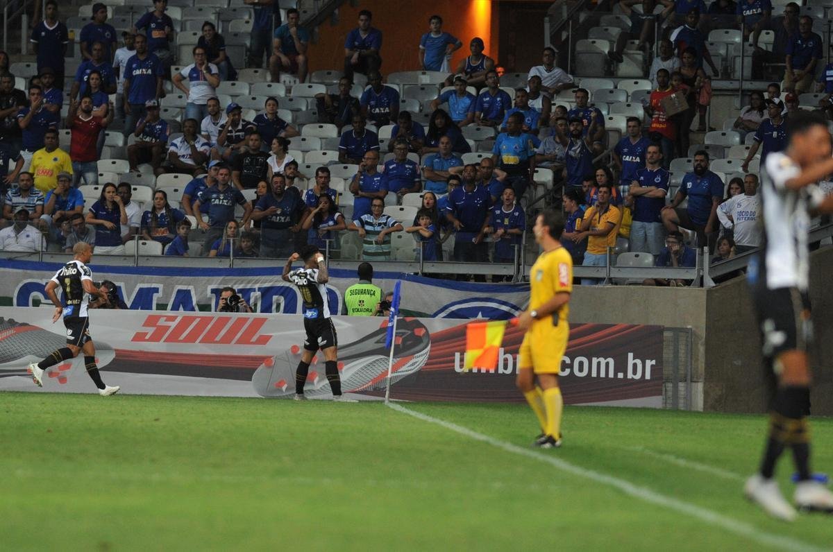 Em jogo com grande atuao do goleiro Fbio, Cruzeiro derrotou Santos de virada, por 2 a 1, com gols de Sass e Raniel; Gabriel Barbosa marcou para o Peixe, no Mineiro, pela 26 rodada do Brasileiro