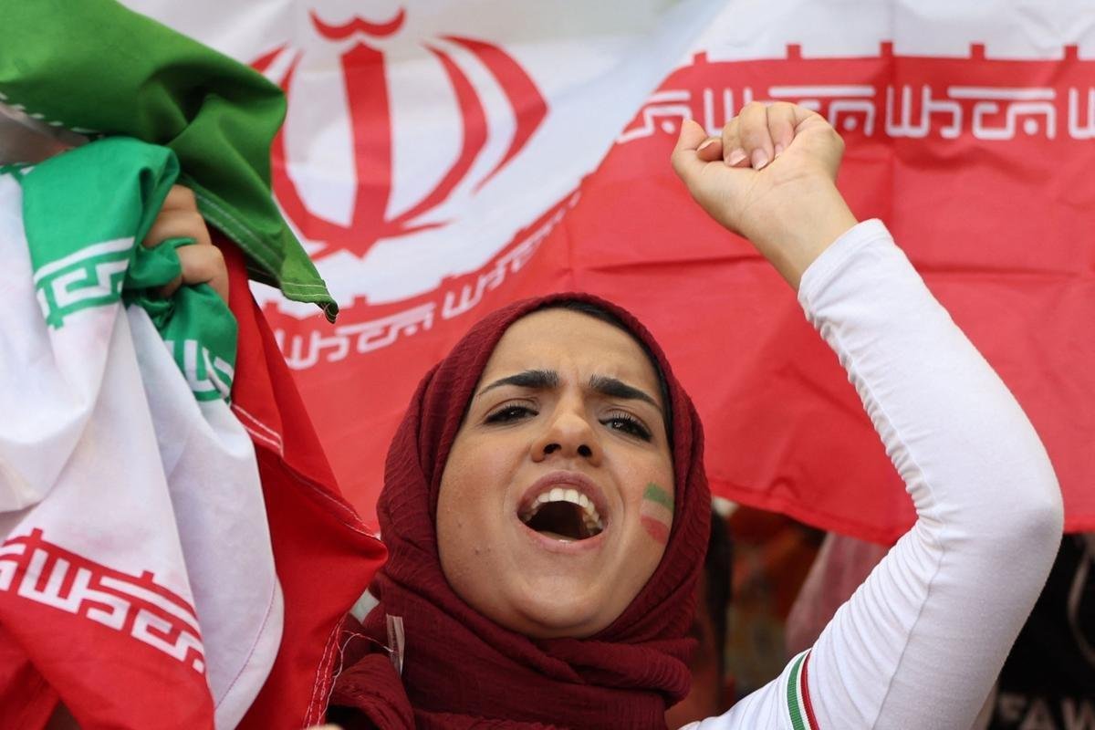 Os torcedores de Inglaterra e Ir no primeiro jogo do Grupo B na Copa do Mundo.