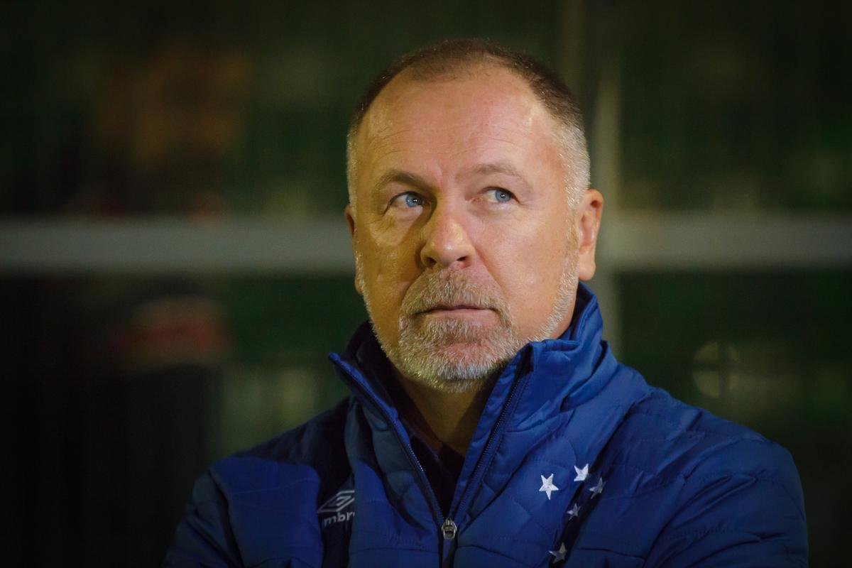 Cruzeiro perde para Chapecoense em jogo que teve atraso por causa de pane em refletores