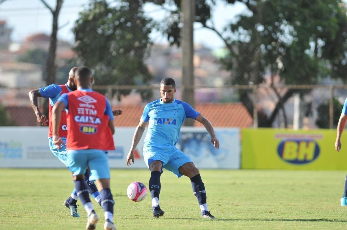 Cruzeiro se reapresentou aps estreia na Copa Libertadores e iniciou sua preparao para o clssico de domingo, s 11h, no Independncia, contra o Atltico, pela nona rodada do Mineiro. As novidades foram as presenas do atacante Sass e do zagueiro Cac, da base. Fred foi vetado devido a um estiramento na panturrilha direita. 