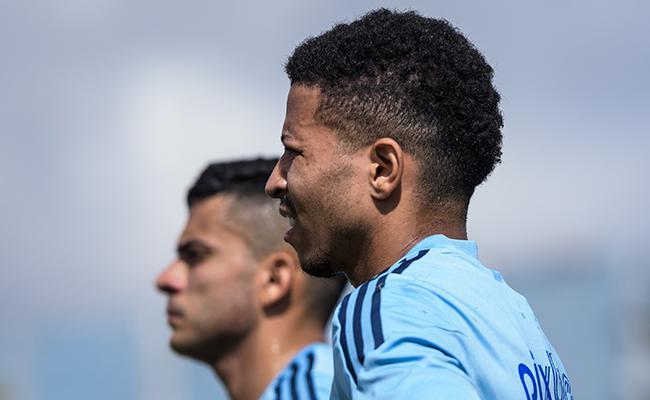 Bruno Rodrigues (ao fundo) e Marquinhos Cipriano (em primeiro plano) durante treino do Cruzeiro na Toca da Raposa II