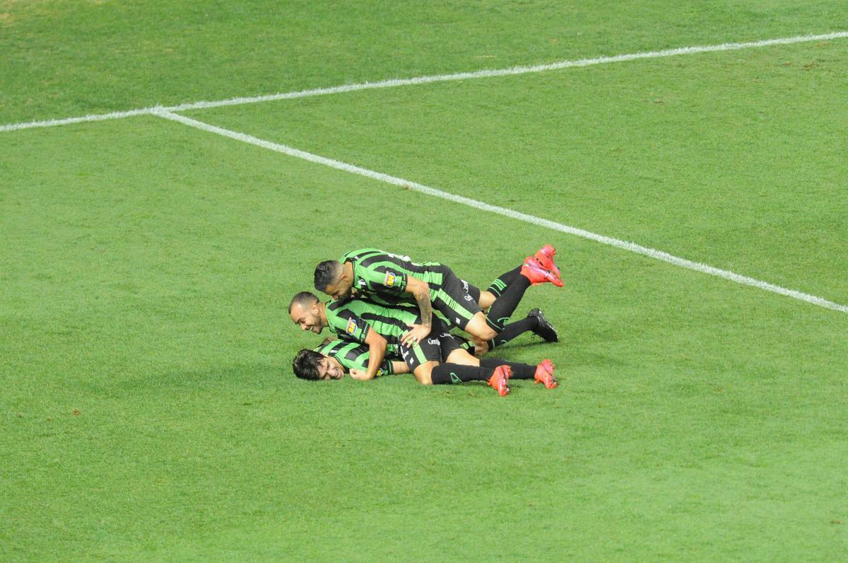 Fotos do duelo entre Amrica e Ponte Preta, no Independncia, em Belo Horizonte, em jogo de volta da quarta fase da Copa do Brasil