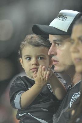 Torcedores de Atltico e Flamengo compareceram ao Horto nesta noite de sbado para assistir ao confronto entre os tradicionais rivais