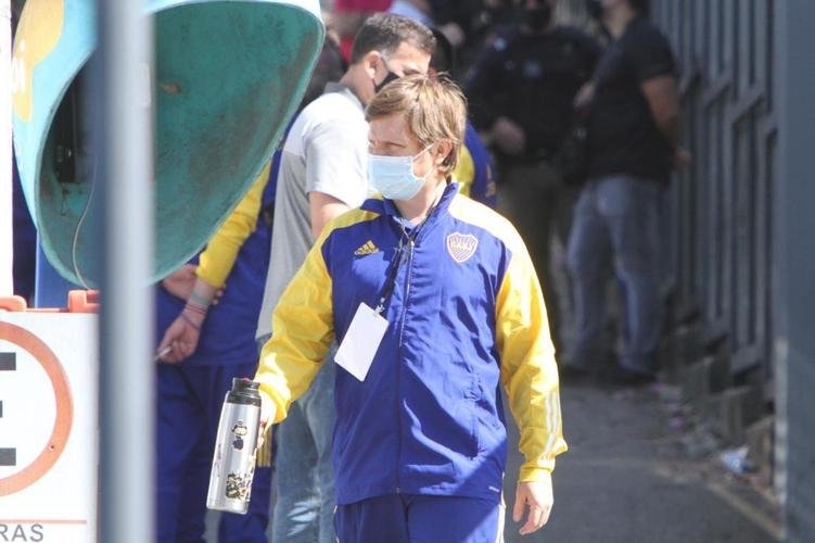 A delegação do Boca Juniors foi liberada da Central de Flagrantes 4  (CEFLAN 4) da Polícia Civil, no bairro Alípio de Melo, região Noroeste de Belo Horizonte, por volta das 12h desta quarta-feira. Jogadores e membros da comissão técnica da equipe argentina ficaram na delegacia por cerca de 12 horas para esclarecimentos sobre a confusão no Mineirão após a eliminação diante do Atlético, nos pênaltis, pelas oitavas de final da Copa Libertadores da América.