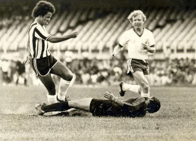 1975 - 1 vitria e 4 empates - 46,66%
