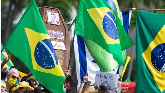 Apoiadores do presidente brasileiro Jair Bolsonaro em protesto em Braslia