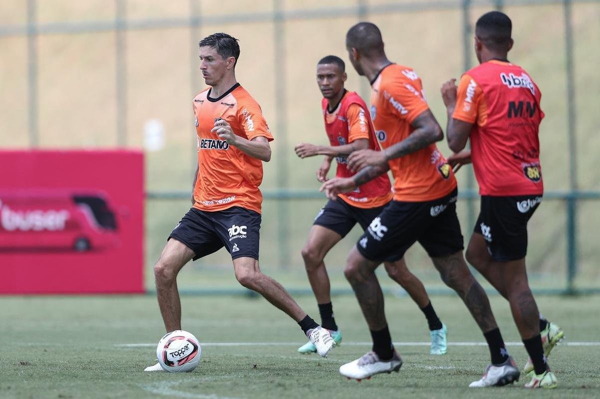 Com seriedade, mas tambm descontrao, o Atltico treinou sob sol forte na manh desta sexta-feira (21), na Cidade do Galo, em Vespasiano. Este foi o quinto dia de pr-temporada para o clube mineiro em 2022, sob o comando do tcnico argentino Antonio 'El Turco' Mohamed. Novas baixas, o volante Allan e o atacante Keno testaram positivo para COVID-19 e no participaram das atividades (ambos cumprem perodo de sete dias de isolamento social).