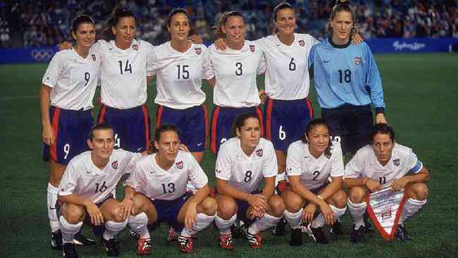 A equipe dos EUA antes da final do futebol feminino nas Olimpíadas de Sydney, na Austrália, em 28 de setembro de 2000. A Noruega venceu por 3 a 2