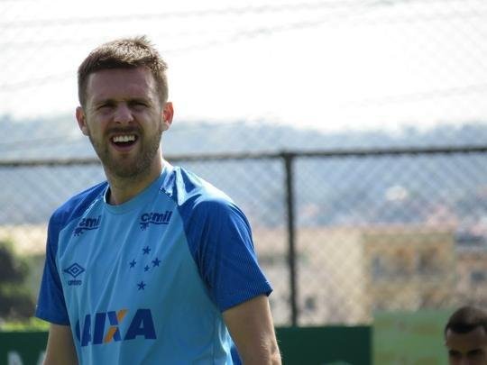 O Cruzeiro fez, nesta tera-feira, o ltimo treino em BH antes da viagem para Santiago, onde enfrenta a Universidad de Chile, pela Copa Libertadores