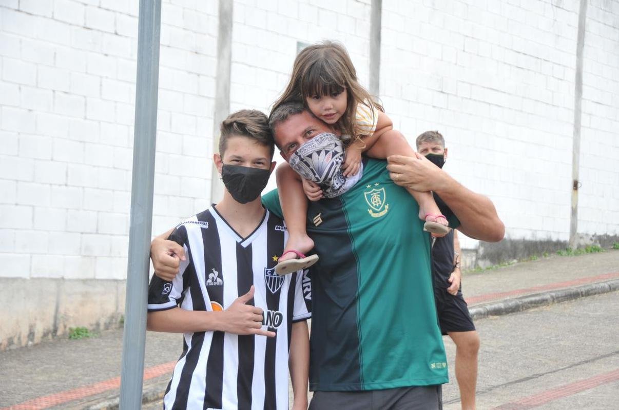 Chegadas de Amrica e Atltico ao Independncia para o jogo de ida da final do Campeonato Mineiro. Delegaes foram recebidas por alguns torcedores no Horto, em BH (Juarez Rodrigues/EM/D. A Press)