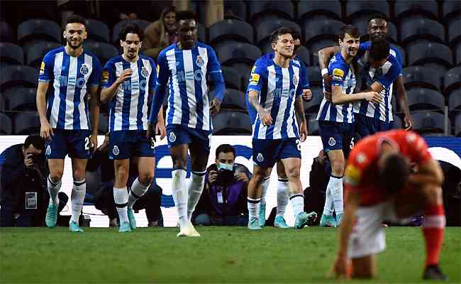 Fabio Vieira festeja um dos gols do Porto diante do Santa Clara: vantagem mantida 