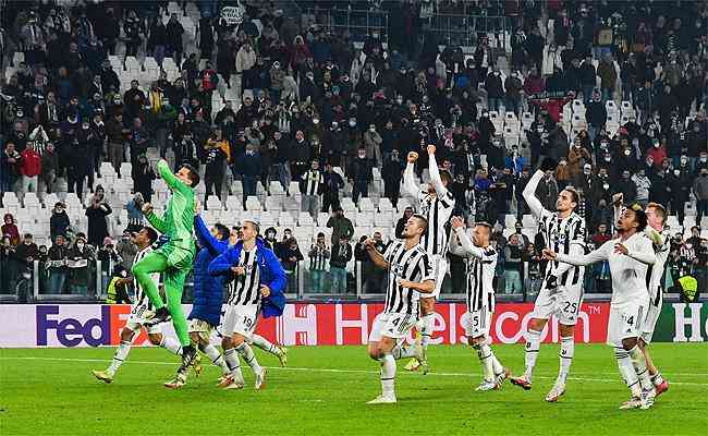 Jogadores da Juventus foram saudados pela torcida aps vitria sobre o Zenit