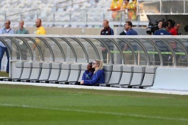Jogadoras norte-americanas aproveitaram tempo no estdio para tirar fotos no gramado