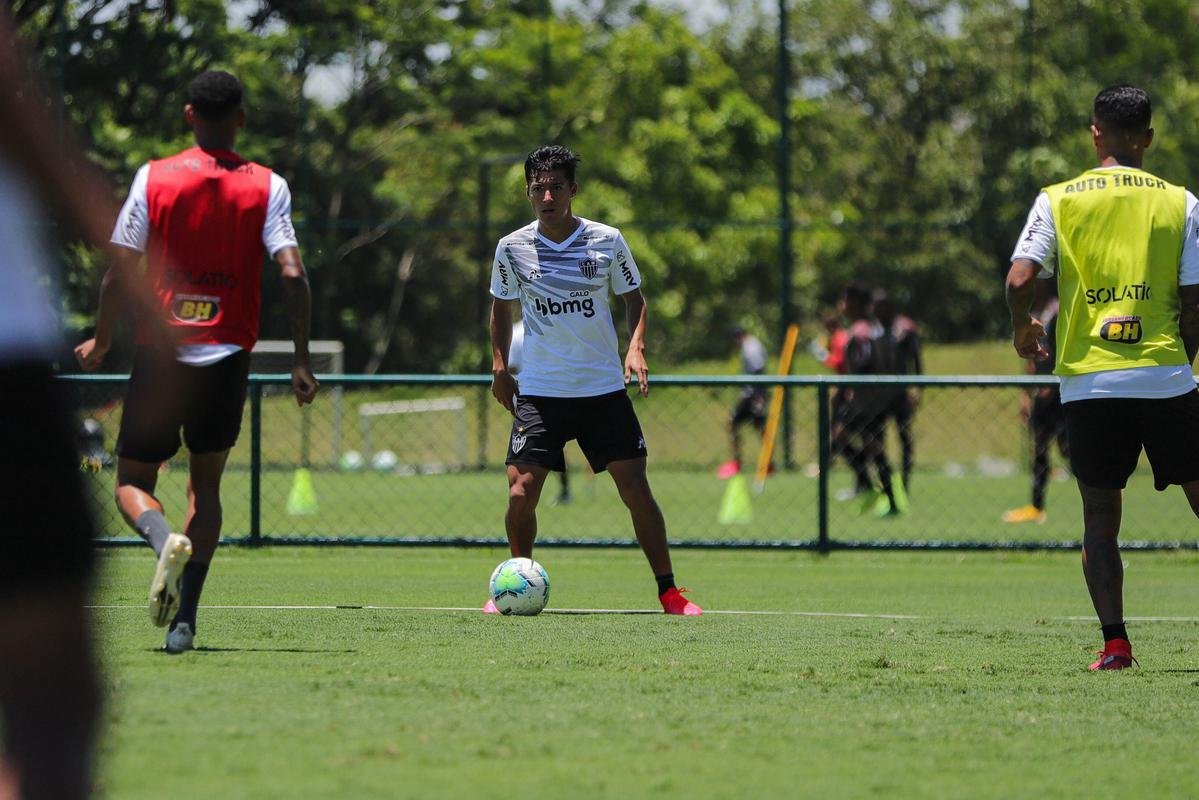 Atlético divulga fotos do novo uniforme de treino