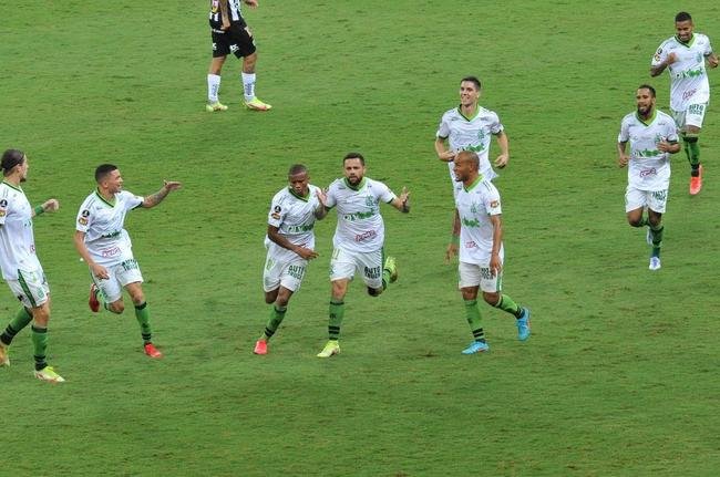 Felipe Azevedo abriu o placar no clssico com um golao em chute de fora da rea, no ngulo esquerdo de Everson: 1 a 0 Amrica