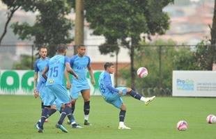 Sob chuva, Cruzeiro treinou na tarde desta sexta-feira na Toca II (Alexandre Guzanshe/EM D.A Press)