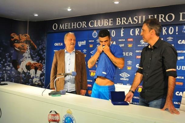 Cruzeiro apresentou o lateral-esquerdo Egdio como novo reforo para a temporada 2018