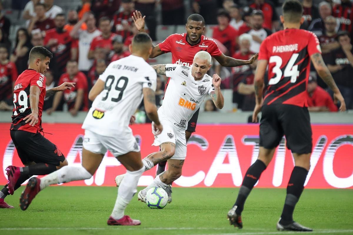 Galo perdeu muitas chances e acabou derrotado pelo xará paranaense