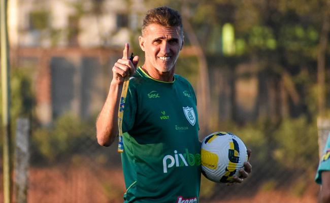 Mancini promoveu mudança na lateral-direita do América