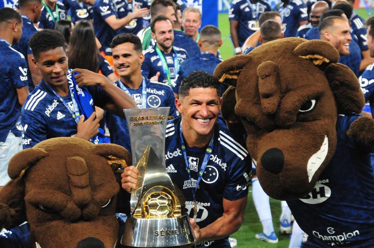 Cruzeiro levanta a taa da Srie B e faz festa no Mineiro