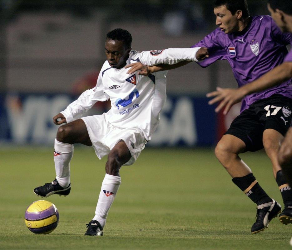 2007 - Tacuary (PAR) e LDU (EQU) empataram por 1 a 1 no Paraguai. No jogo de volta, vitria dos equatorianos por 3 a 0.