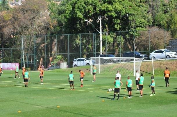 Tcnico Rodrigo Santana comandou treino nesta tera-feira  tarde, na Cidade do Galo, e definiu o time do Atltico para enfrentar o Coln, na Argentina, pela semifinal da Copa Sul-Amercana: Cleiton; Patric, Igor Rabello, Rver e Fbio Santos; Z Welison e Elias; Char, Vincius e Cazares; Franco Di Santo.