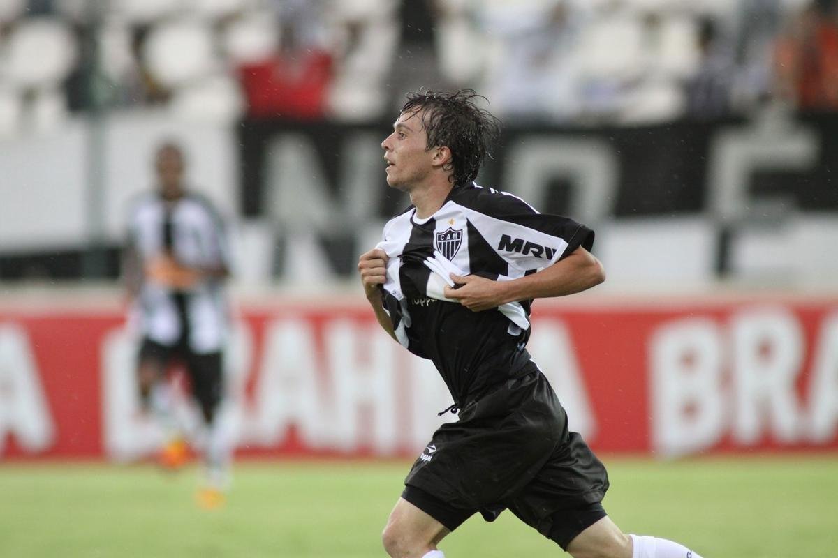 29/01/2012 - O Atltico, comandado por Cuca, venceu o Boa Esporte na estreia do Campeonato Mineiro de 2012. Com gols de Andr e Bernard (o primeiro dele como profissional), o Galo bateu o time de Varginha por 2 a 0, na Arena do Jacar, em Sete Lagoas. O time alvinegro jogou com Renan Ribeiro, Carlos Csar (Marcos Rocha), Rver, Rafael Marques e Richarlyson; Pierre, Leandro Donizete e Escudero (Wesley); Guilherme (Neto Berola), Bernard e Andr.