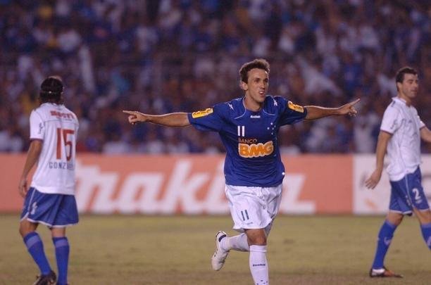29/abr/2010 - Cruzeiro 3 x 1 Nacional-URU - Oitavas de final - Thiago Ribeiro marcou hat-trick e deu vitria ao Cruzeiro no Mineiro