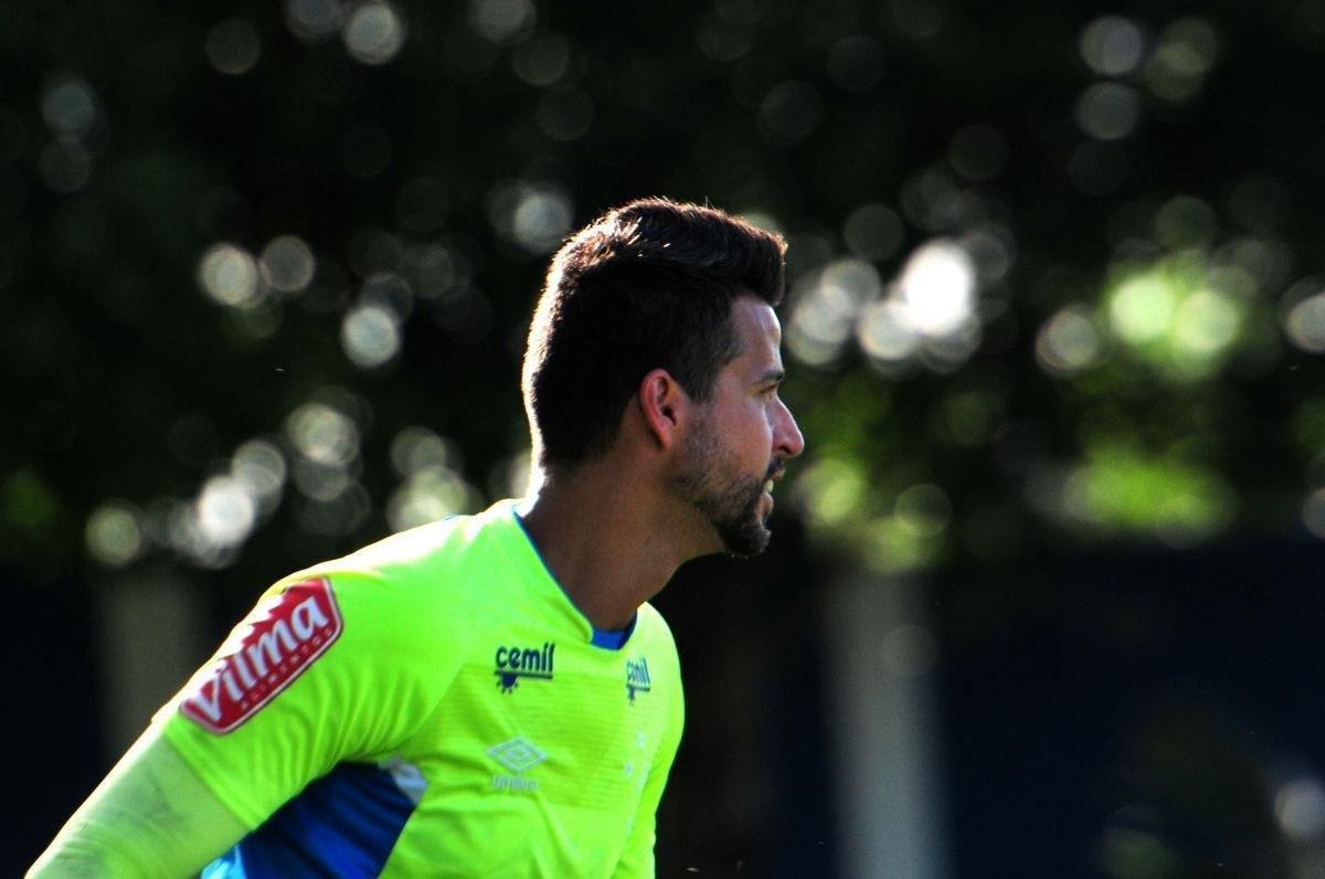 Sem Thiago Neves, que est com desgaste na panturrilha, Mano Menezes escalou o time titular do Cruzeiro no coletivo com Fbio; Lucas Romero, Leo, Murilo e Egdio; Henrique e Ariel Cabral; Robinho, Arrascaeta e Rafinha; Fred. Os reservas atuaram com Rafael; Arthur, Digo, Manoel e Marcelo Hermes; Lucas Silva, Nonoca e Bruno Silva; Rafael Marques, Rafael Sobis e Judivan