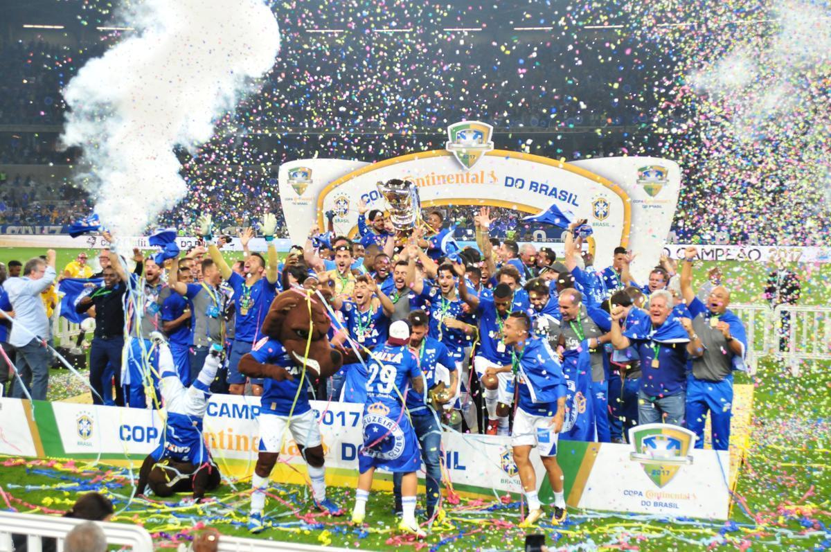 Depois da vitria por 5 a 3 nos pnaltis, que teve Fbio como heri, jogadores e comisso tcnica comemoraram muito no gramado do Mineiro. Capito Henrique ergueu a taa do penta no Gigante