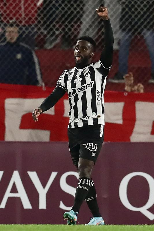 8 - Stiven Mendoza (Cear) - 33 jogos e 16 gols