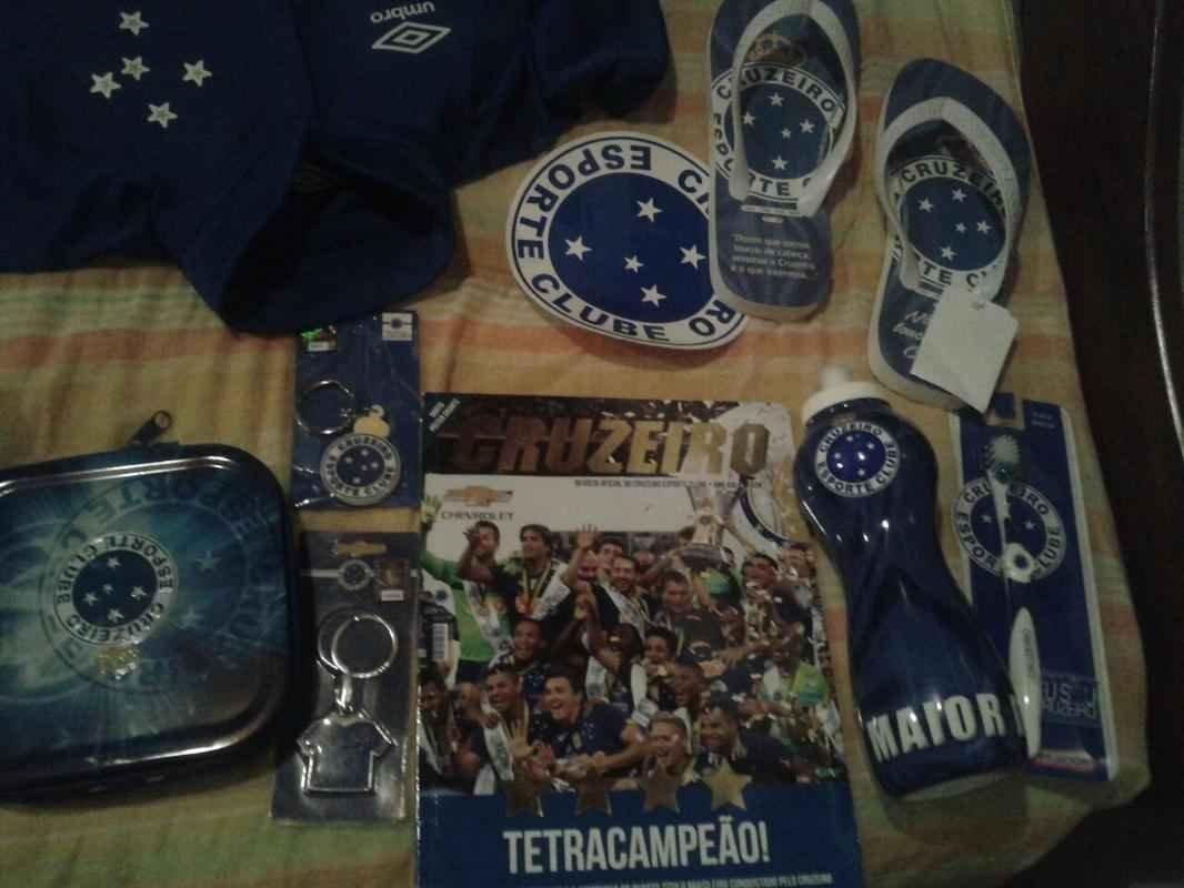 Denner Jonathan exibe os presentes que ganhou nos ltimos dias, em Pitangui e BH