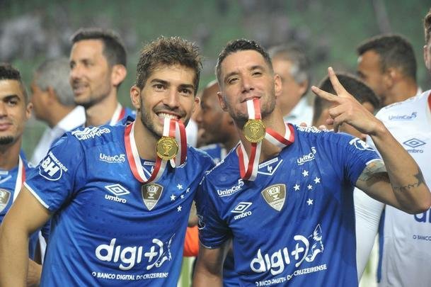 Entrega de medalhas e erguimento da taa: veja a festa do Cruzeiro com o bi do Mineiro