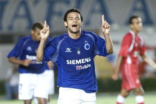 Camisa de 2004 tinha o escudo da CBF, em alusão aos títulos da Copa do Brasil e do Brasileirão do ano anterior